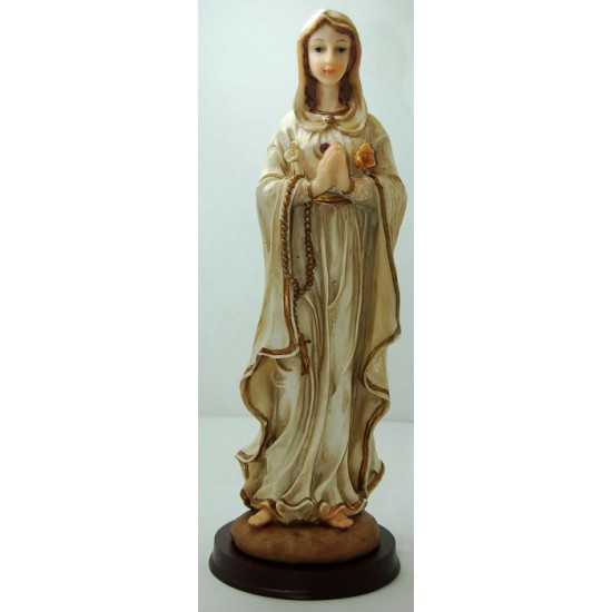 تمثال العذراء مع ثلاث وردات